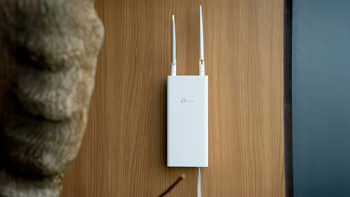 Trên tay TP-Link TL-MR100 Outdoor: Bộ phát Wi-Fi ngoài trời chống sét, chịu mưa, dùng SIM 4G, giá hơn 1.5 triệu