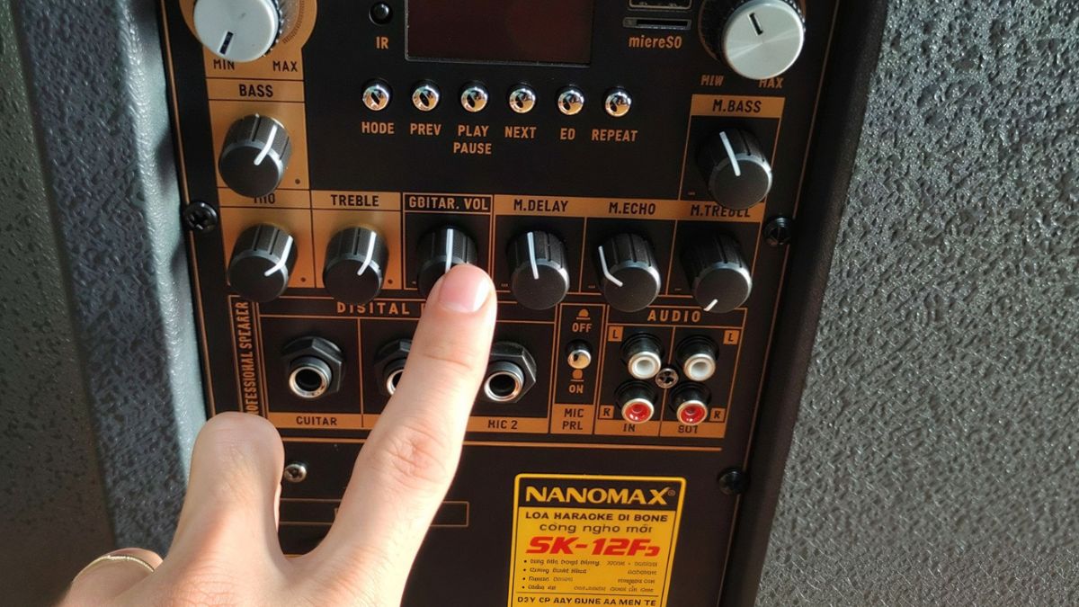 Hướng dẫn chỉnh âm lượng micro khi hát karaoke