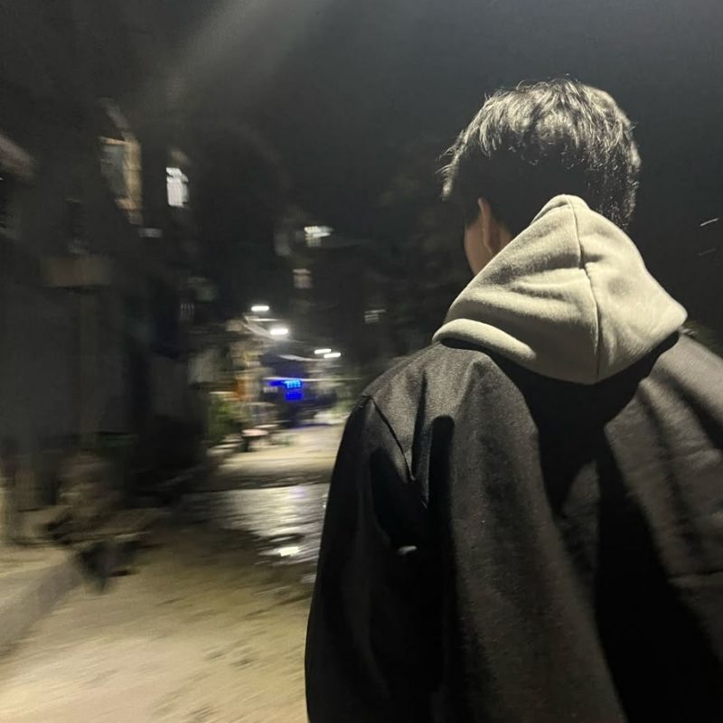 Ảnh trai đẹp che mặt sau lưng phong cách boy phố - hình 1