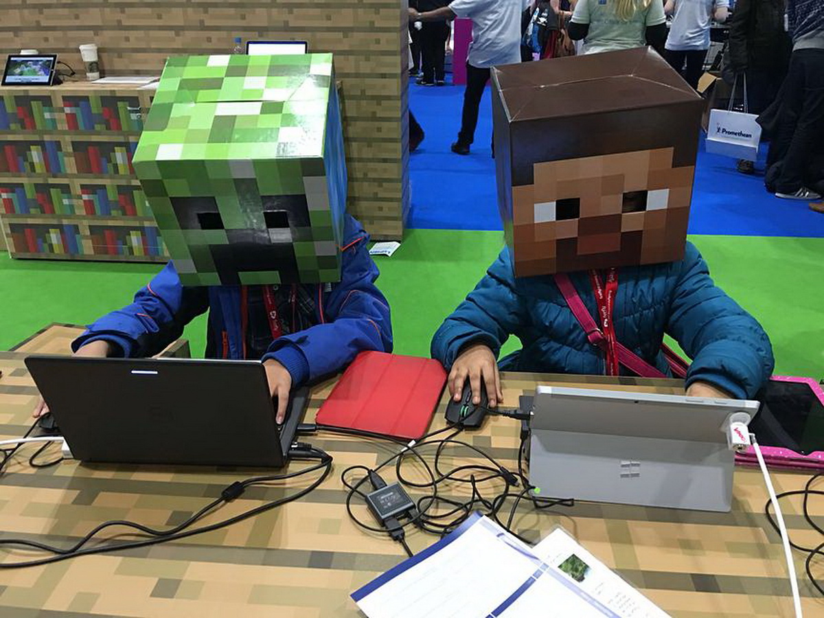 Cách chơi Minecraft Education cực bổ ích, đến phụ huynh cũng gật đầu