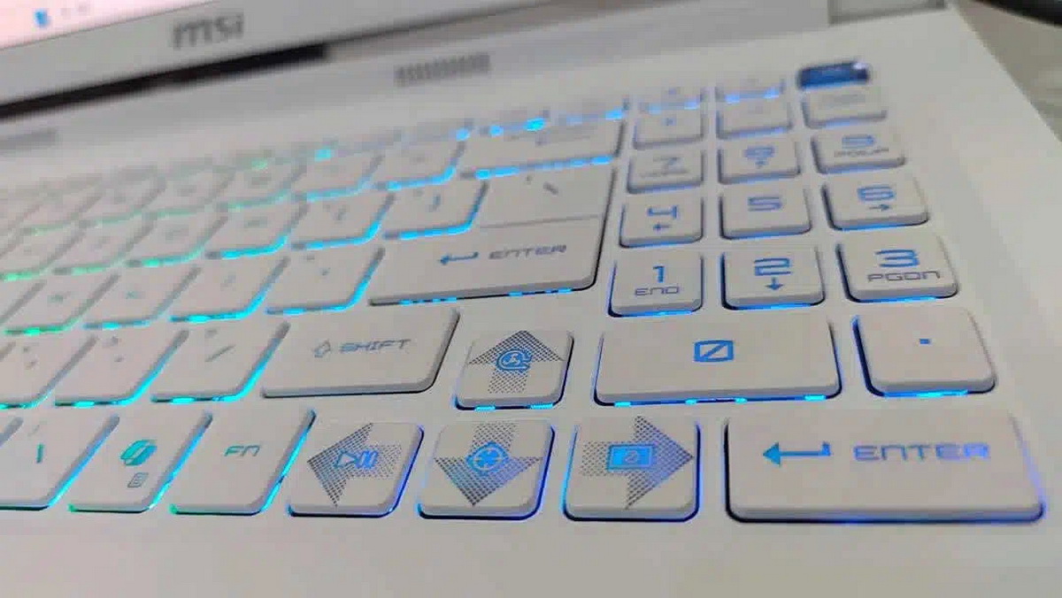 Đánh giá MSI Crosshair A16 HX MLG Edition: Laptop trắng phá cách