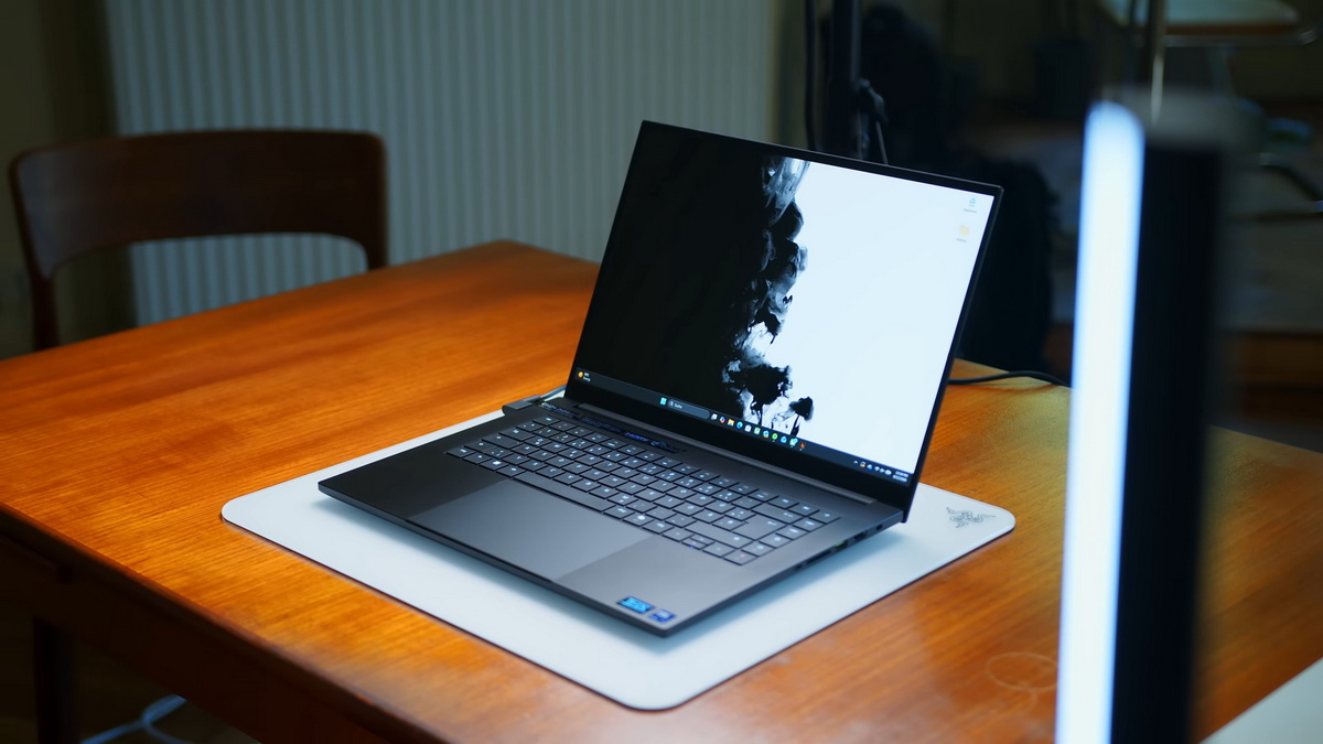 Đánh giá Razer Blade 16 2026: Laptop mỏng nhẹ hoàn hảo cho game thủ?