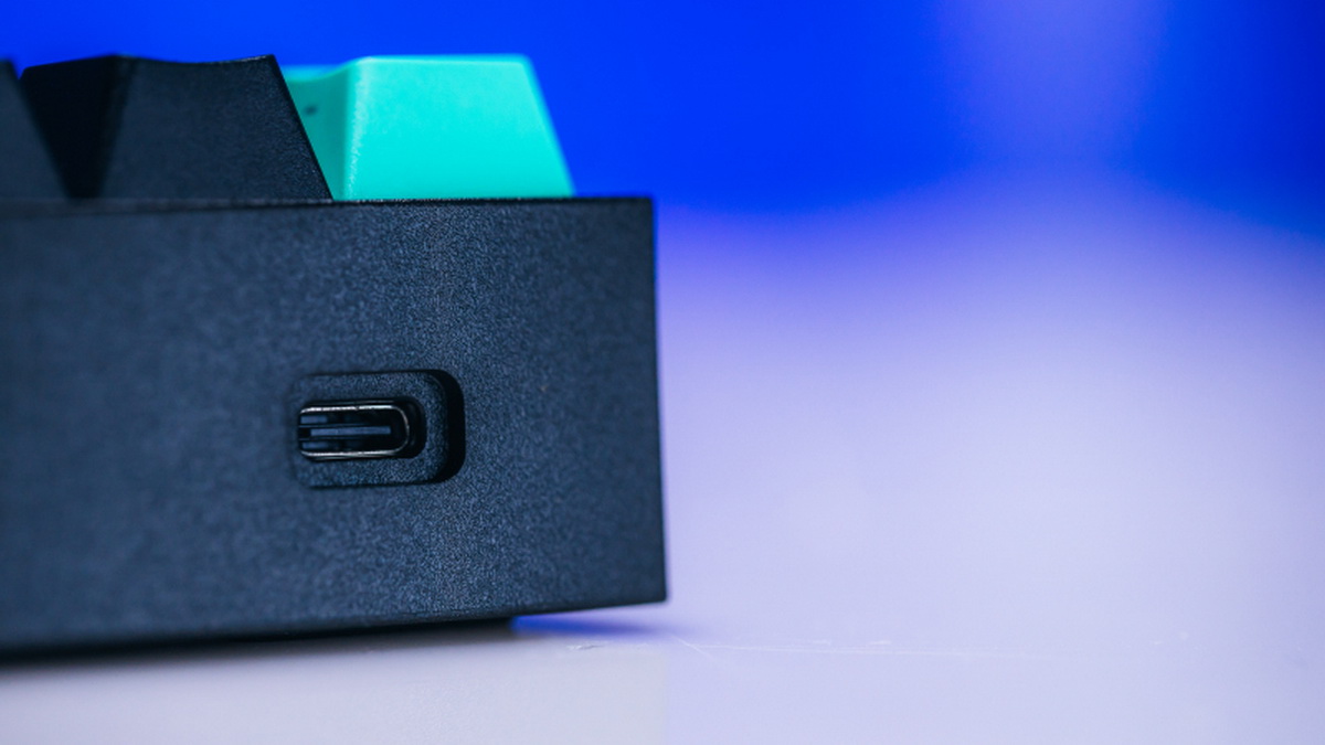 Đánh giá Reclusa X Mini 65%: Bàn phím nhỏ, giá rẻ, mác Razer?