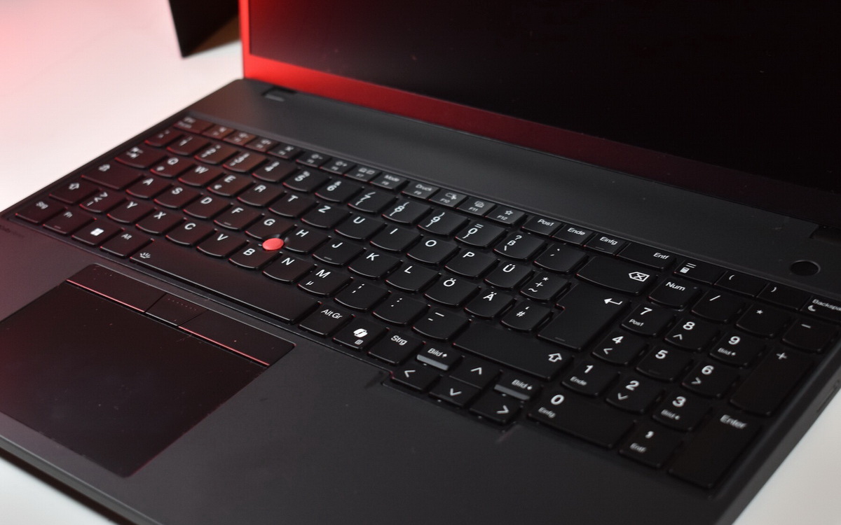Đánh giá Lenovo ThinkPad P16s Gen 4: Workstation di động mạnh mẽ