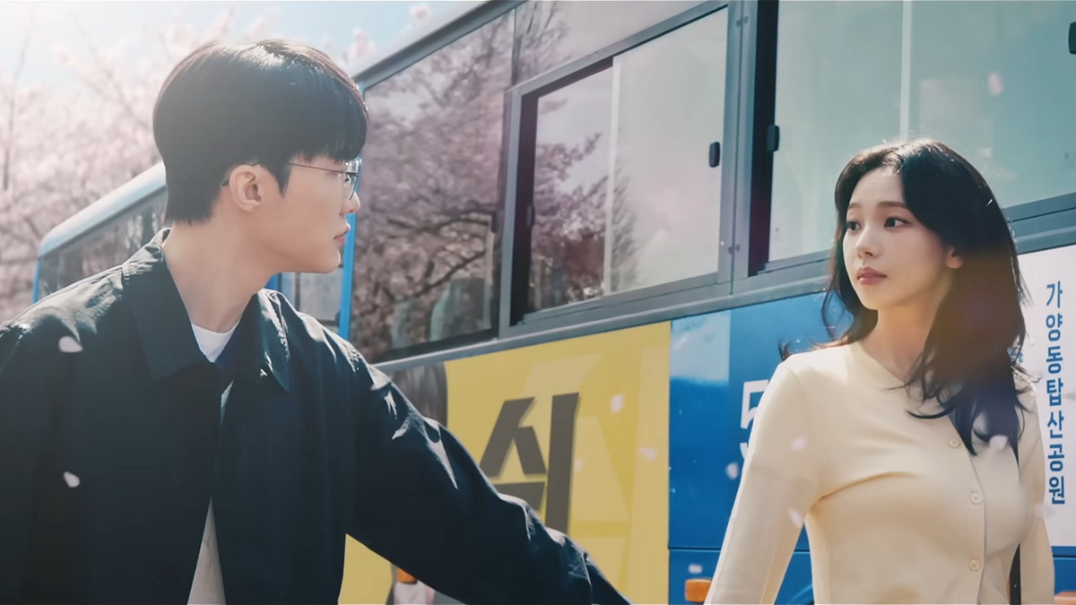 Clip Faker nắm tay Karina của aespa khiến meme lan truyền nhanh chóng mặt