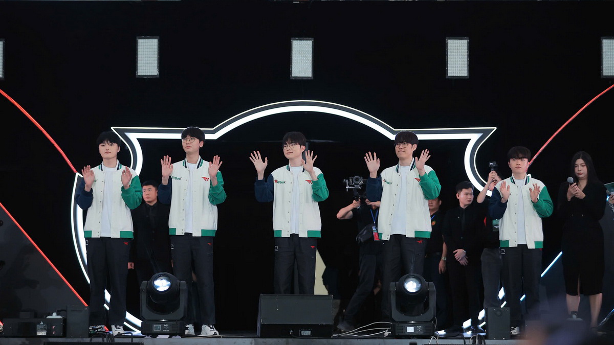 Đội hình All-Star Việt Nam "củ hành" nhà vô địch thế giới T1