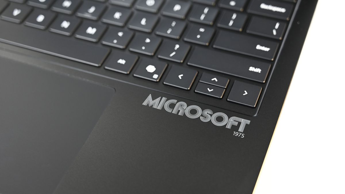 Cận cảnh laptop Surface 50th Anniversary: Chỉ 50 người sở hữu, chiếc máy mà bạn không thể mua được!