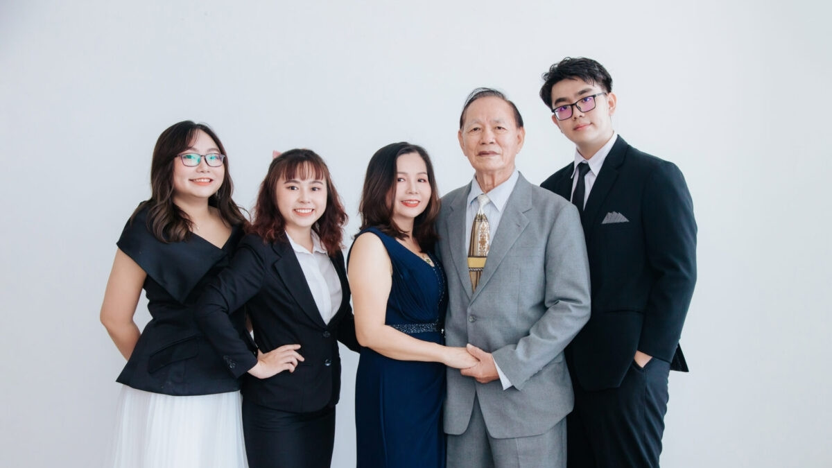 Ảnh gia đình 5 người đầm ấm