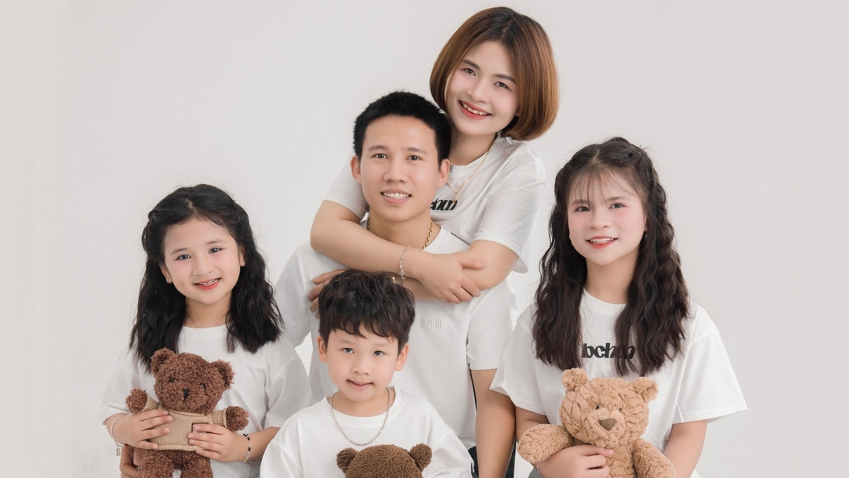 Ảnh gia đình 5 người hồn nhiên
