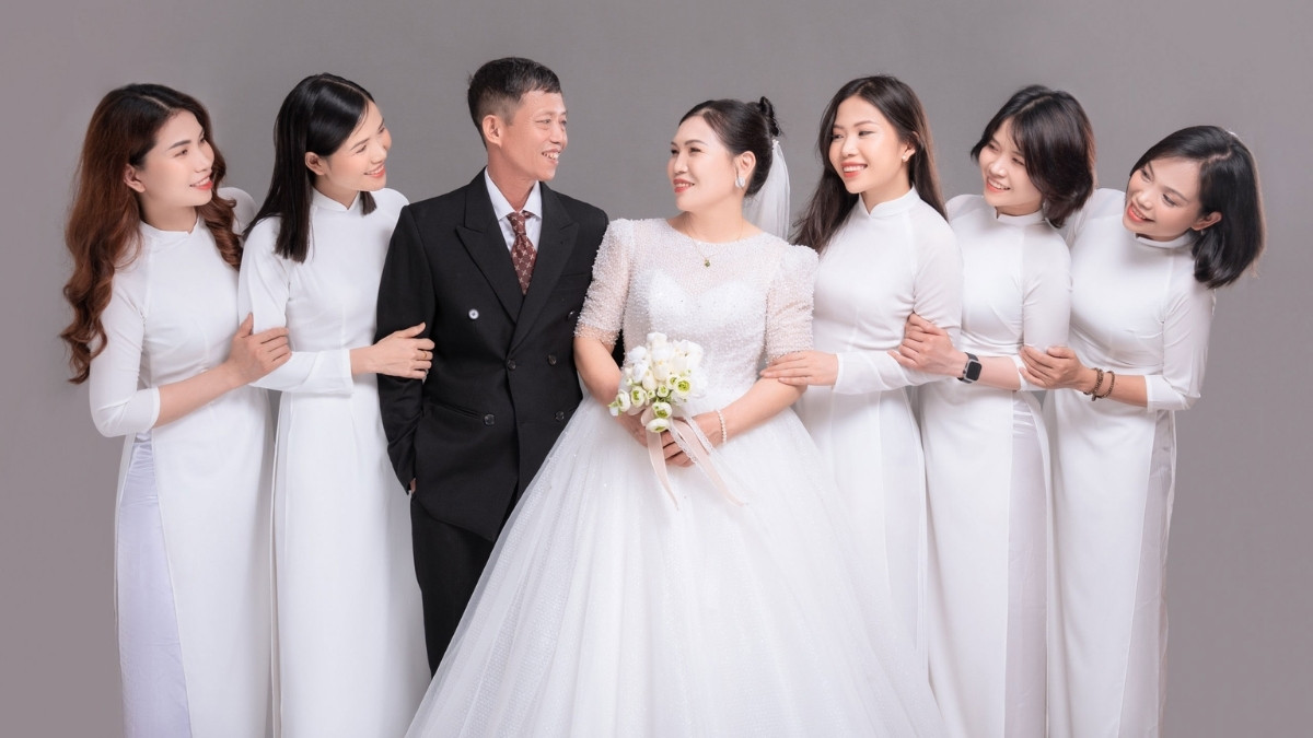 Hình ảnh gia đình nhiều thành viên sum họp vui vẻ 