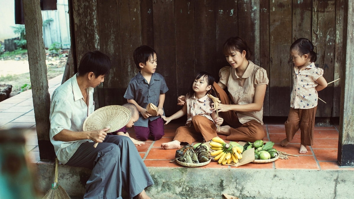 Hình ảnh gia đình nhiều thành viên đầm ấm yêu thương