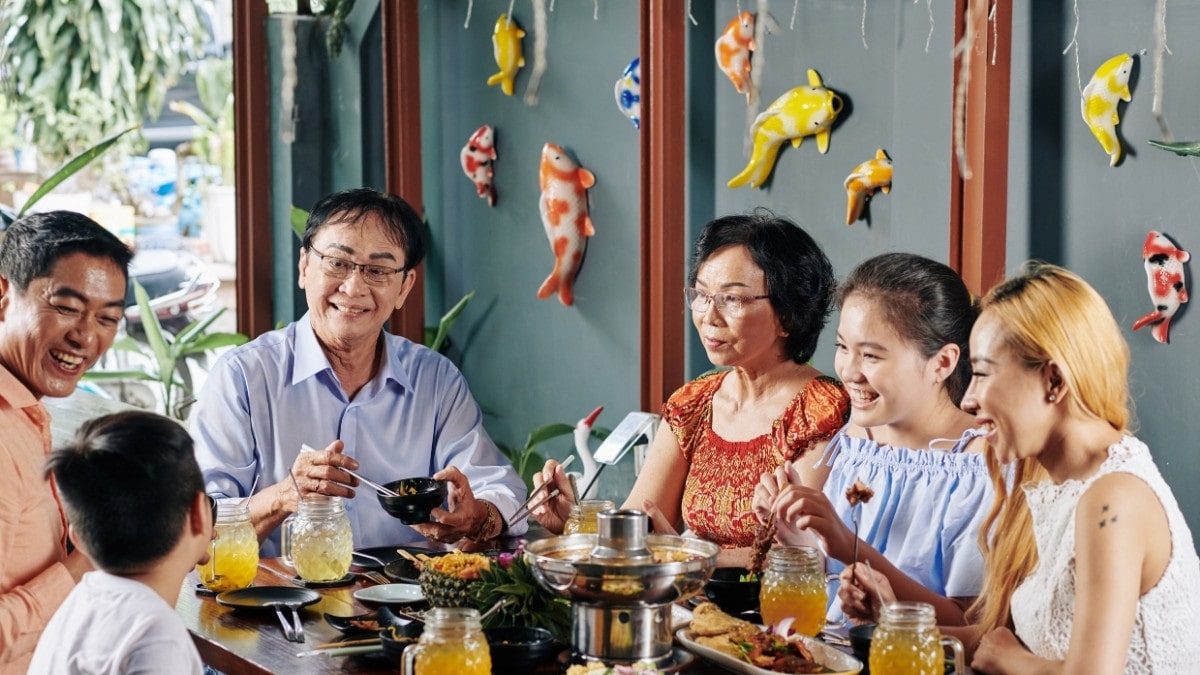 Hình ảnh gia đình nhiều thành viên chụp ảnh kỷ niệm