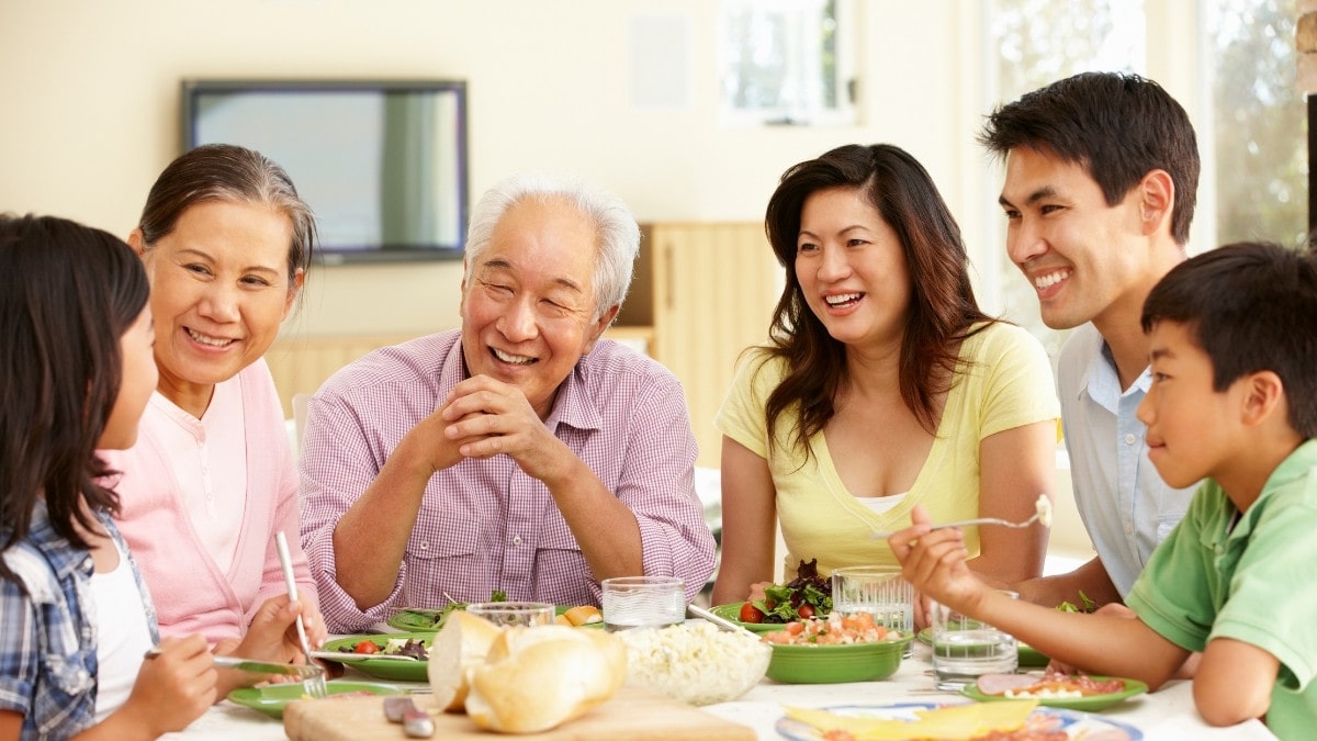 Hình ảnh gia đình nhiều thành viên ấm áp truyền thống