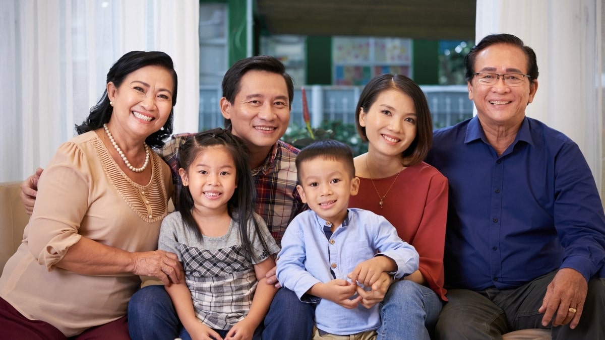 Hình ảnh gia đình nhiều thành viên tươi cười hạnh phúc