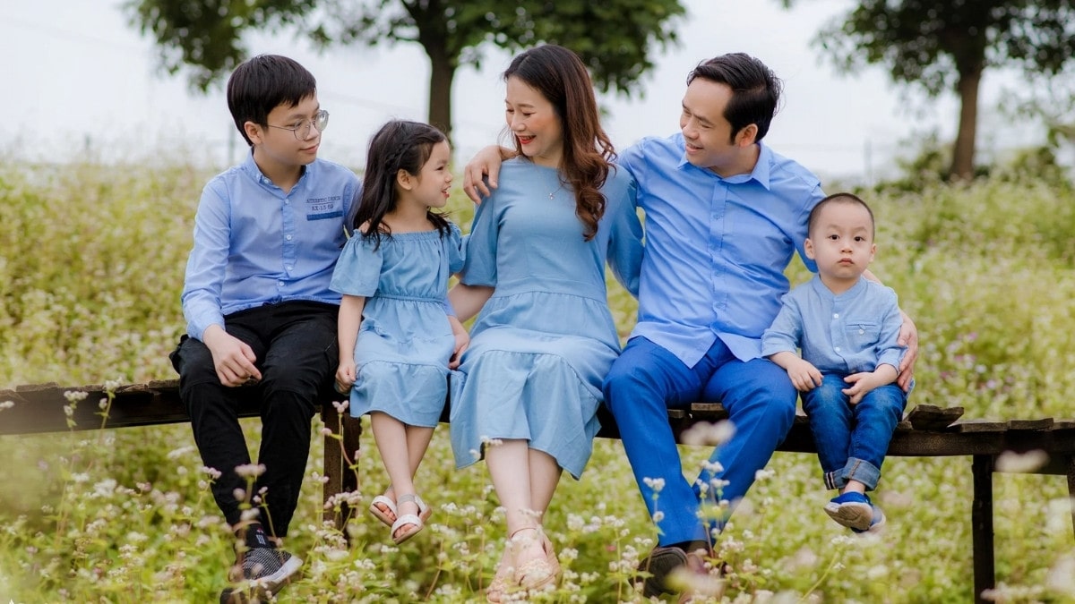 Ảnh gia đình 5 người giản dị