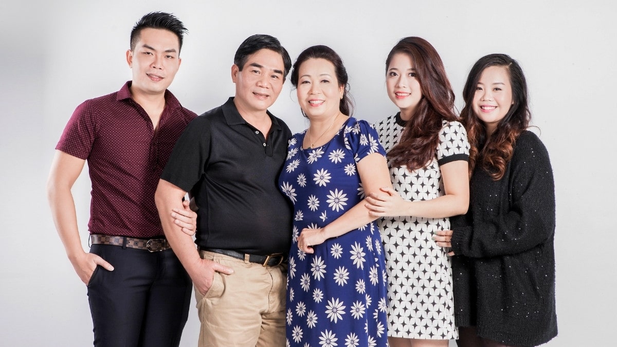 Ảnh gia đình 5 người chan hòa
