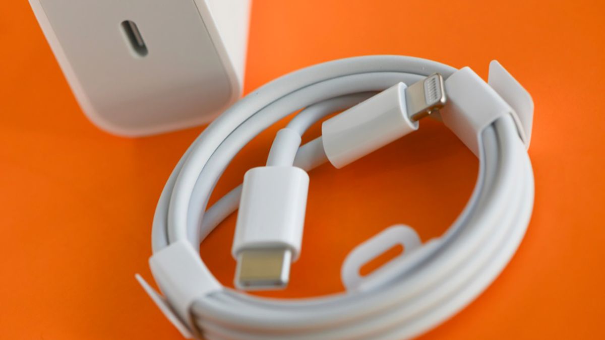 Cách tiết kiệm pin iPhone 13 - Sử dụng bộ sạc chất lượng