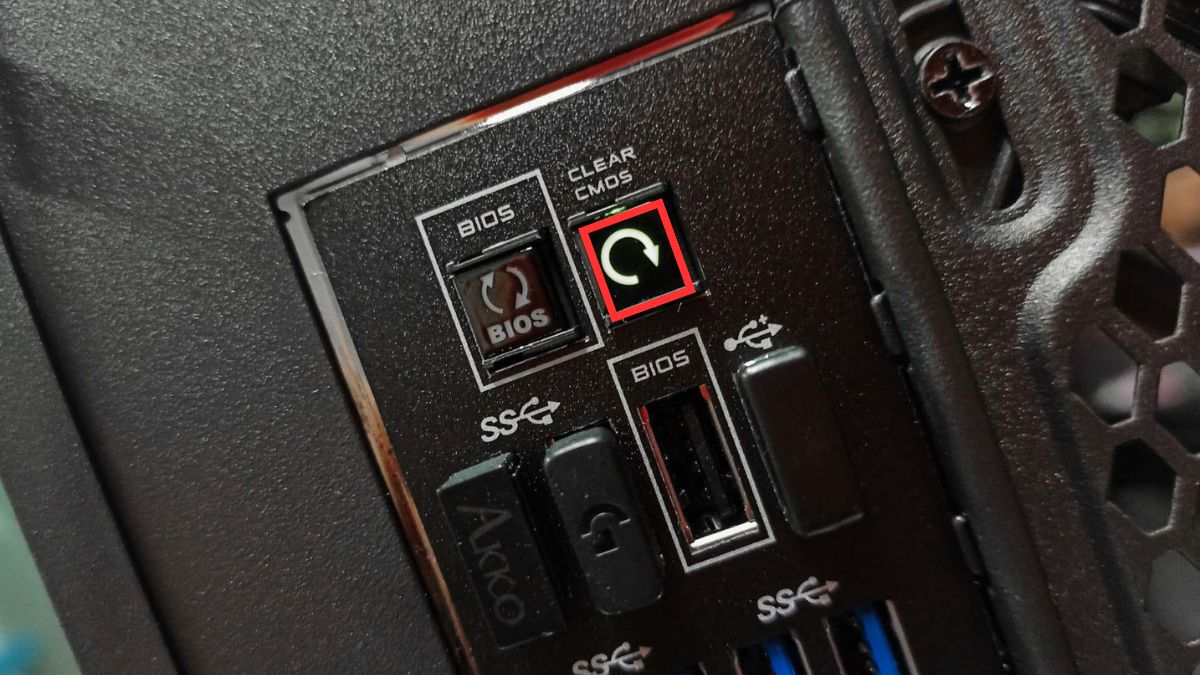 Reset CMOS bằng nút Clear CMOS dễ thực hiện