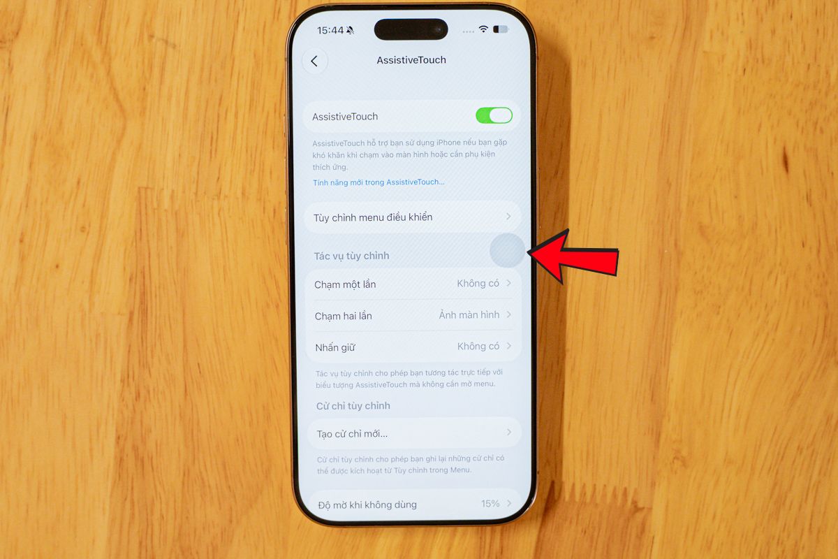 Chạm hai lần hoặc nhấn giữ nút AssistiveTouch
