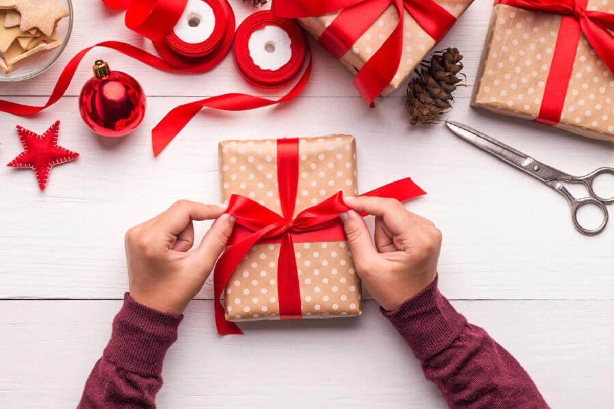 Cách gói quà 20/10 đẹp, dễ làm giúp món quà thêm ý nghĩa
