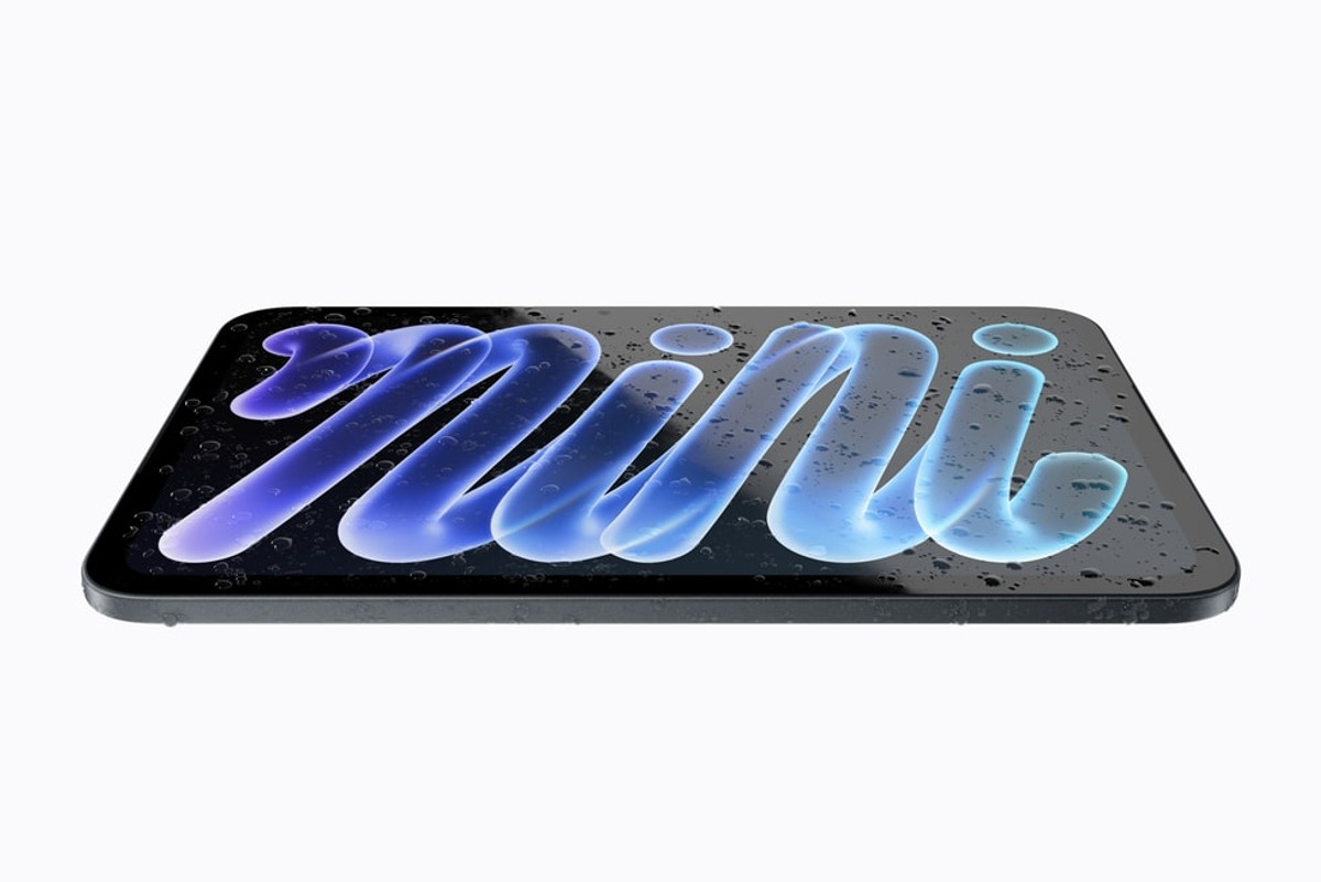 Nước đọng trên bề mặt màn hình iPad mini để minh chứng chuẩn IP67