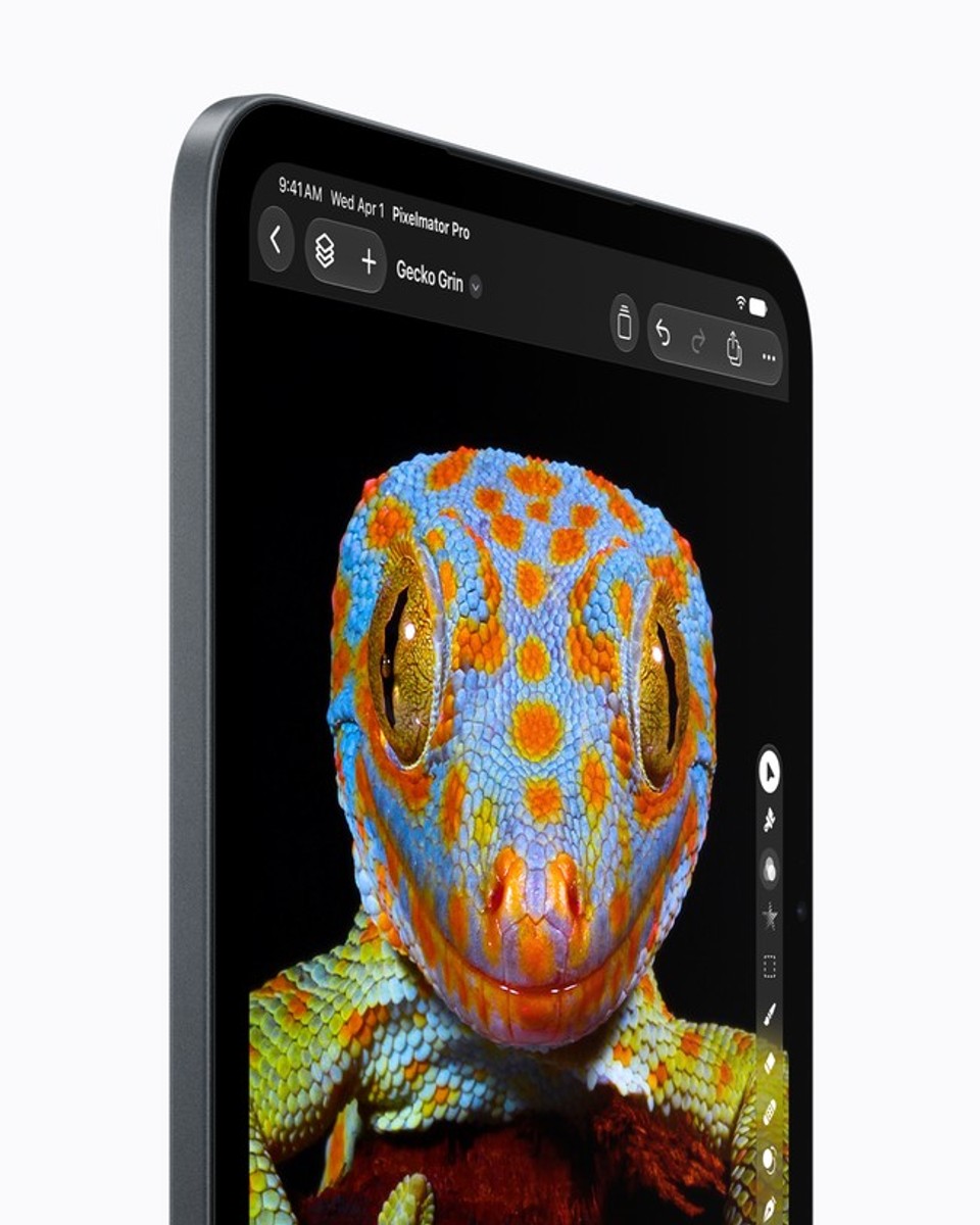 Cận cảnh màn hình Super Retina XDR OLED hiển thị chi tiết vảy của một con cự đà