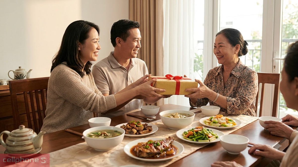Thời điểm con dâu tặng quà 20/10 cho mẹ chồng trong bữa cơm gia đình