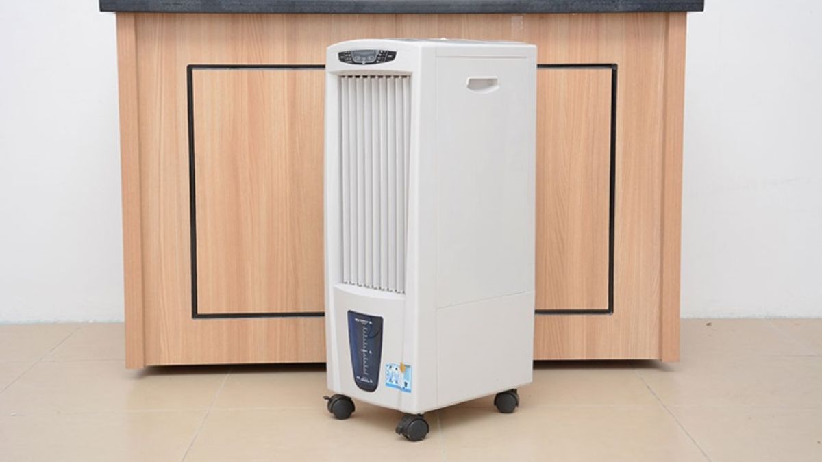 Trẻ sơ sinh nằm quạt hơi nước được không