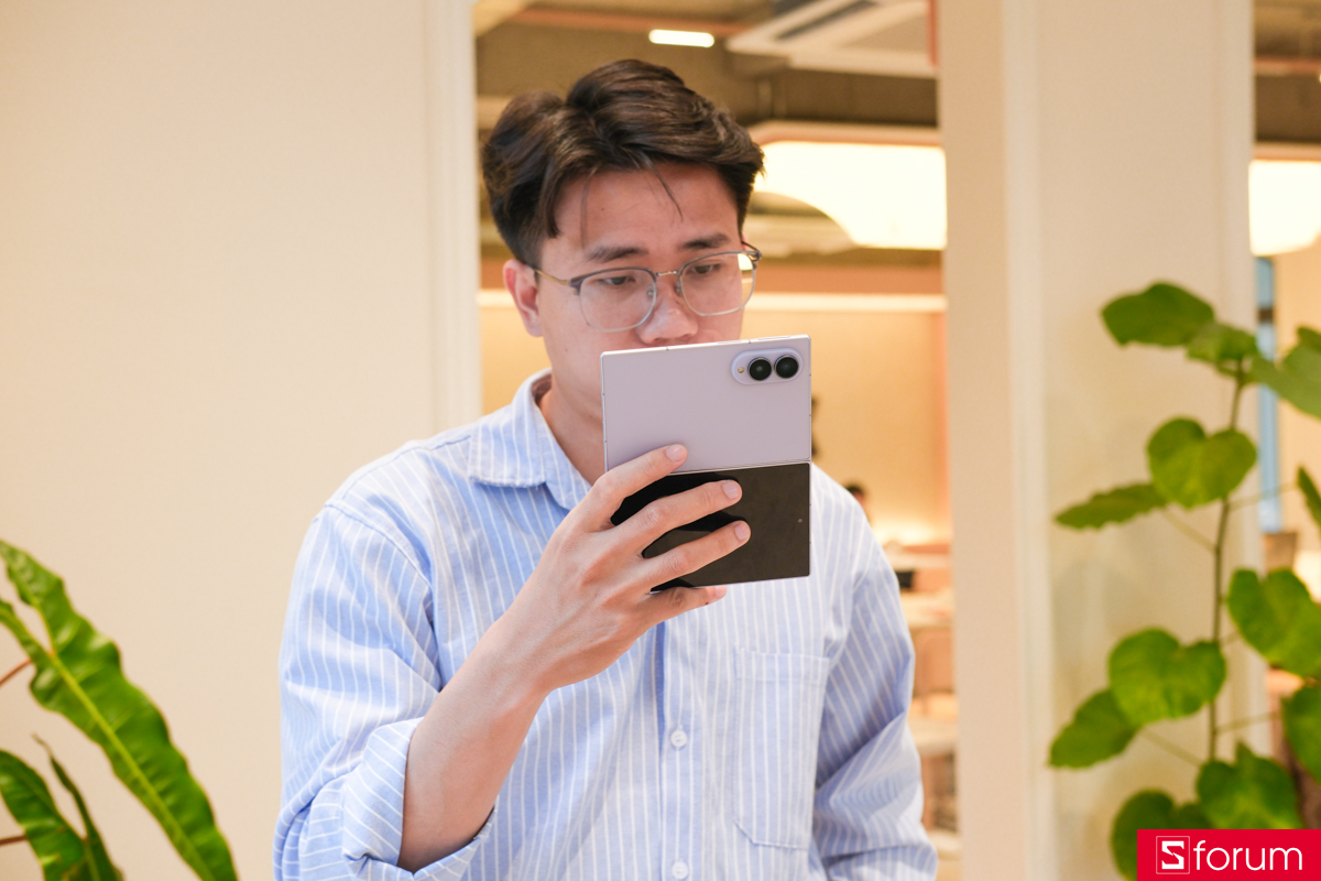 Đặt iPhone Duo cạnh Samsung Galaxy Z Fold8 và so sánh thiết kế