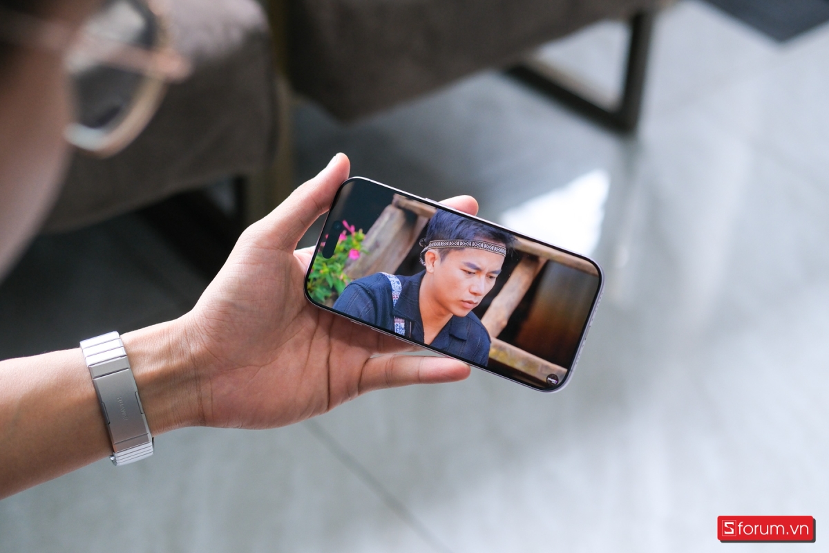 Trên tay iPhone 17 với dung lượng pin tăng lên đáng kể
