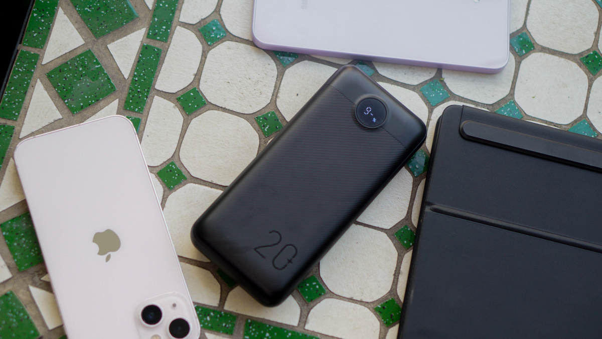 Viên pin dự phòng này dung lượng 20000mAh mà giá chỉ 450k, hỗ trợ chuẩn 3C, 1 lần sạc cho cả chuyến đi!