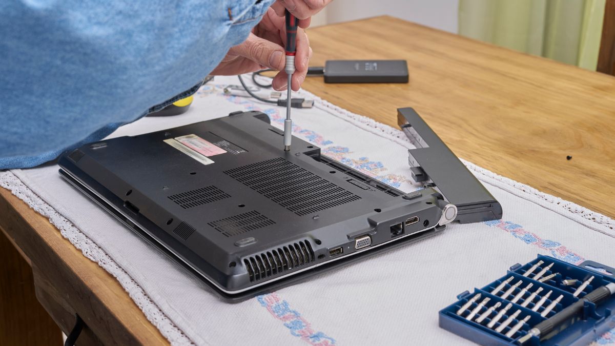 Những trường hợp nên và không nên tháo pin laptop