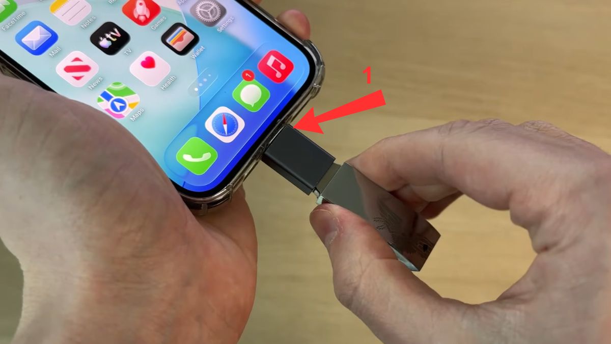 Cách chuyển dữ liệu từ iPhone sang USB bằng OTG bước 1