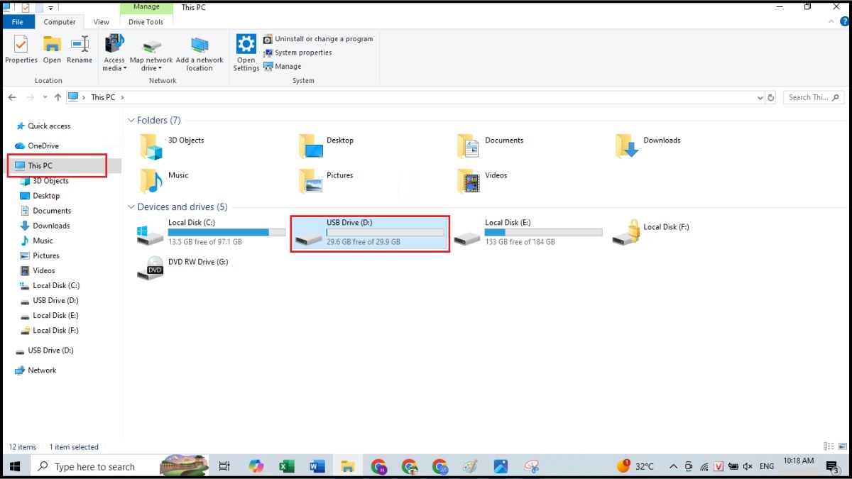 Vào mục This PC và biểu tượng ổ đĩa USB vừa cắm vào