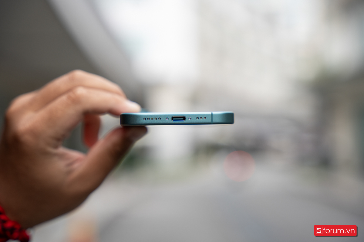 Cạnh đáy của iPhone 16 