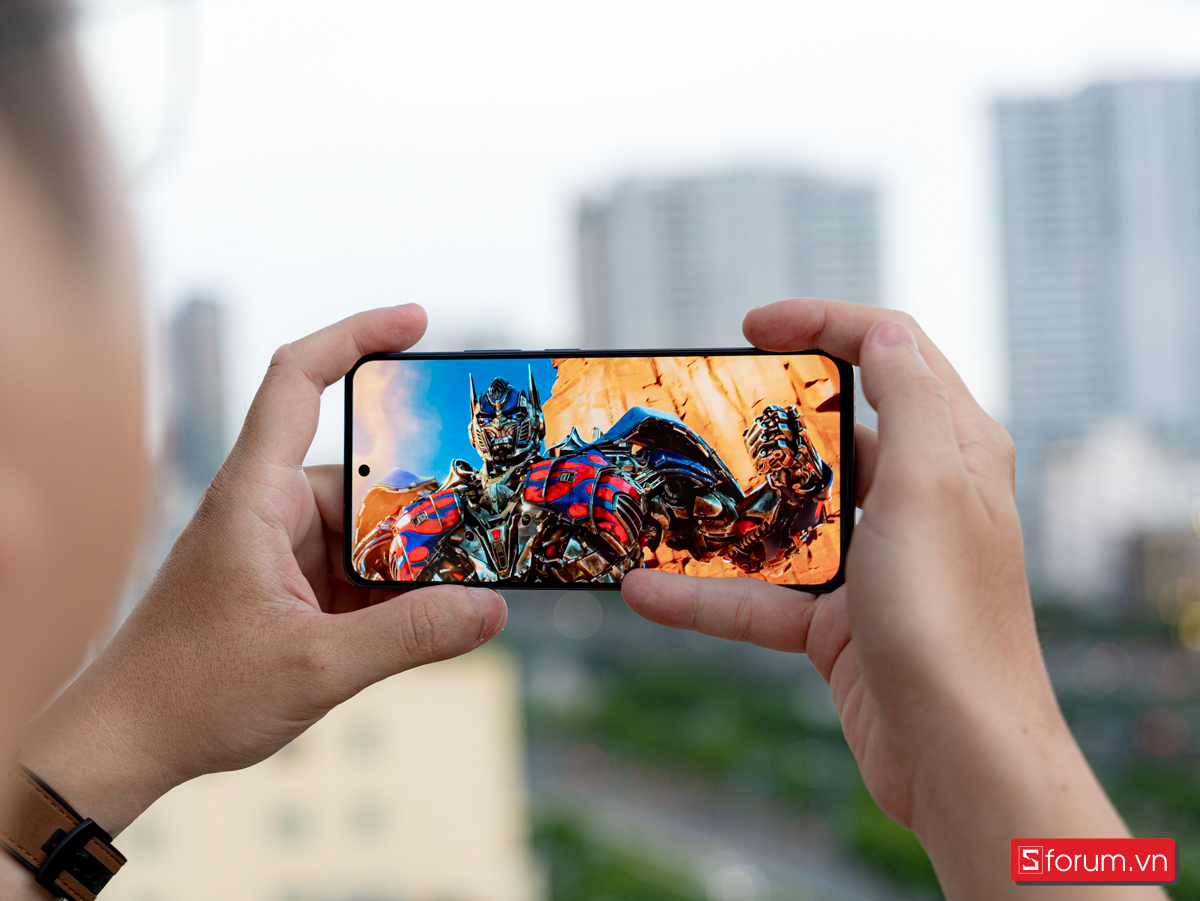 realme 13 Plus cho khả năng hiển thị đẹp mắt