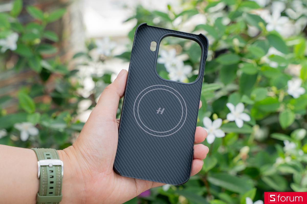 Trên tay bộ lens OPPO Find X9 Pro với ốp lưng ấn tượng