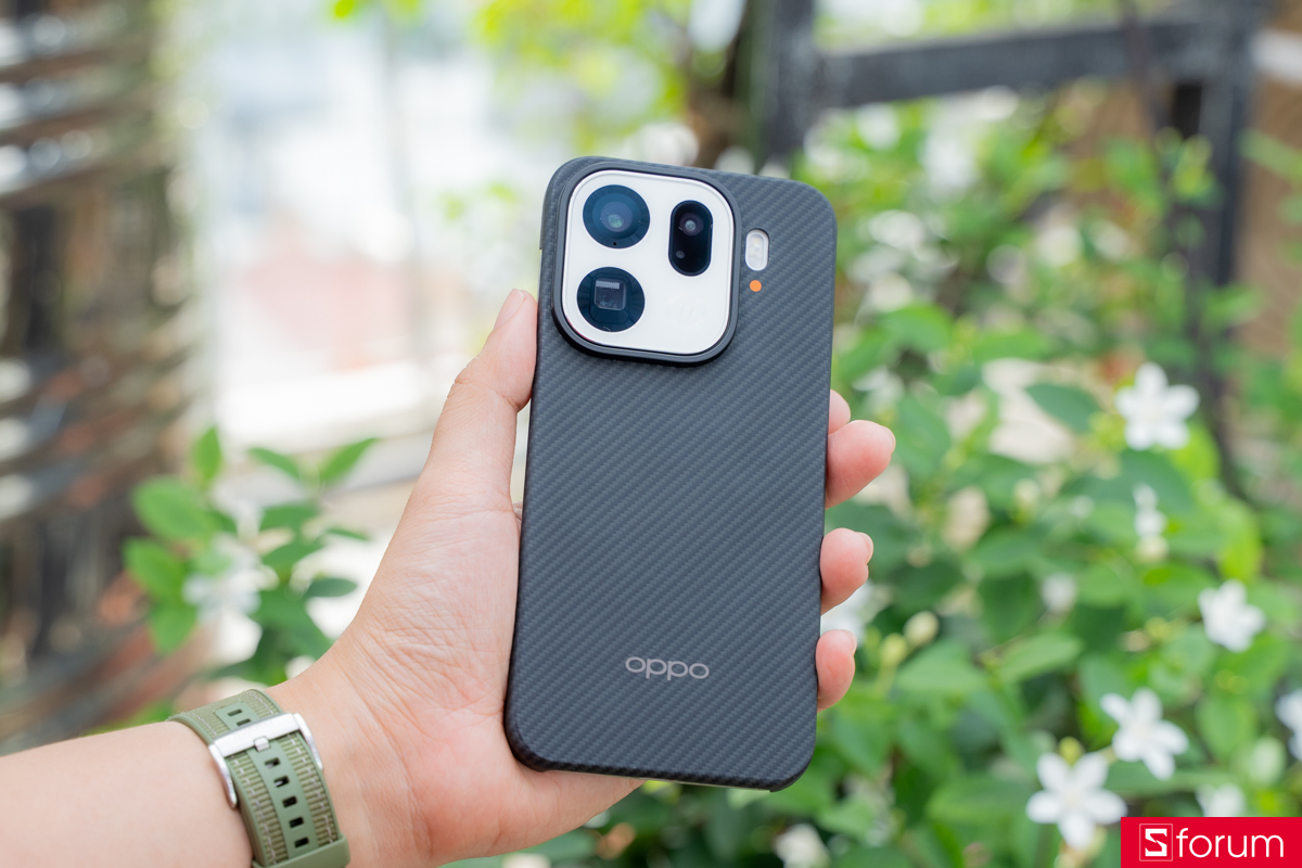 Trên tay bộ lens OPPO Find X9 Pro với ốp lưng đẹp mắt