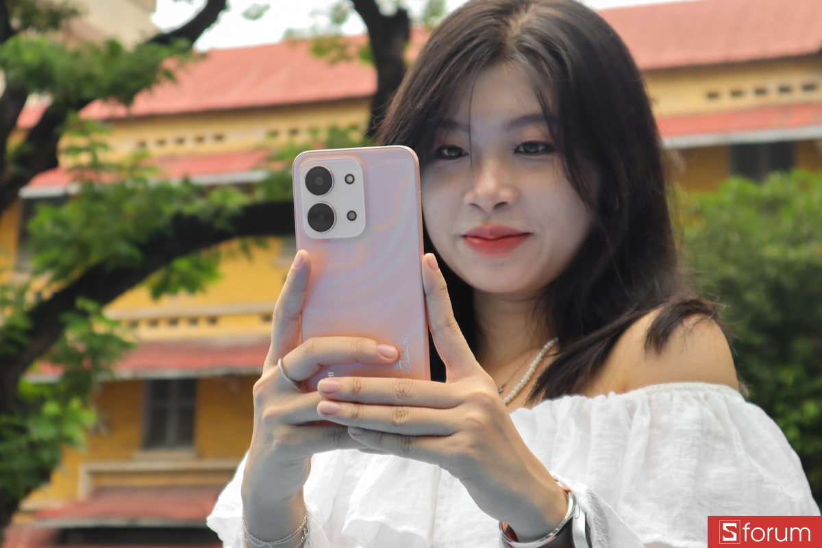 Trên tay Xiaomi Redmi 15C nổi bật với ngoại hình đẹp mắt