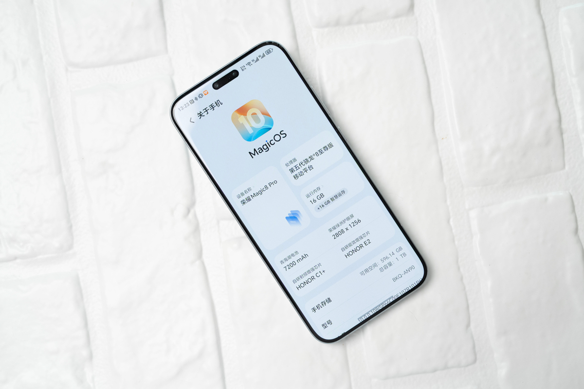 cận cảnh honor magic 8 pro với con chip Dimensity 9500