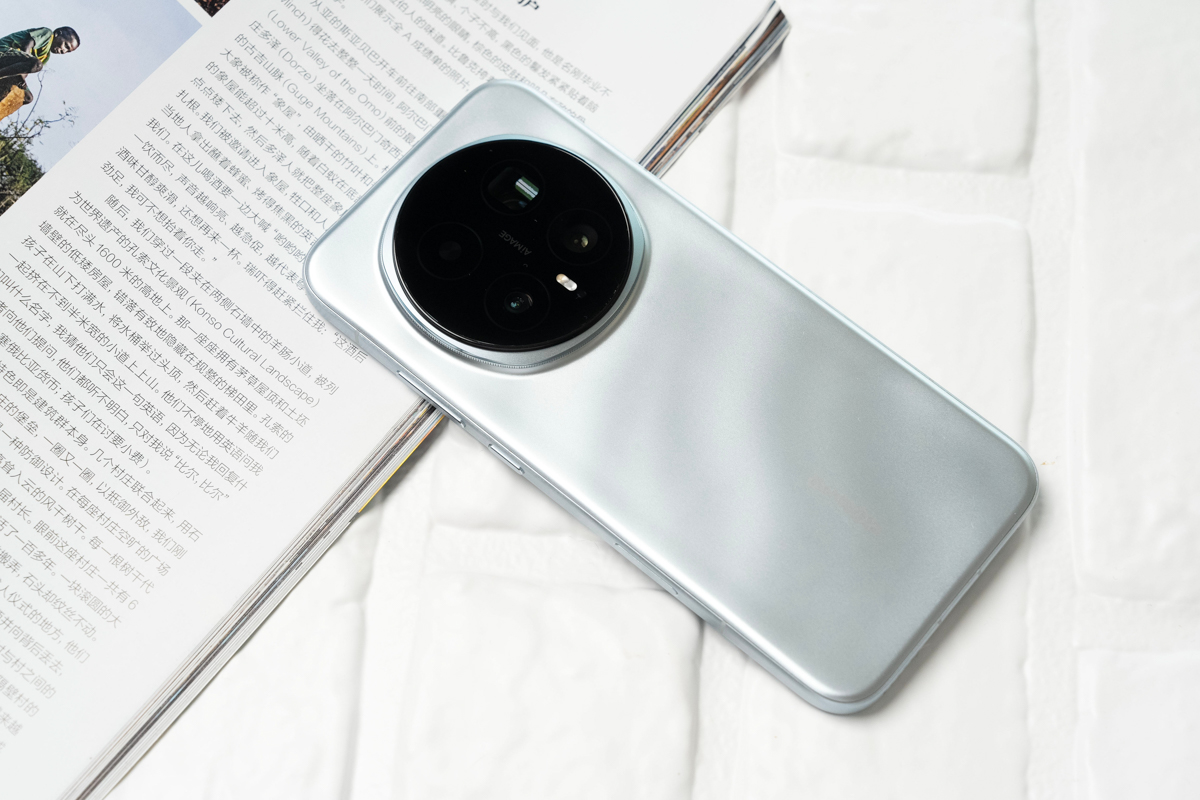 cận cảnh honor magic 8 pro với cụm camera nổi bật