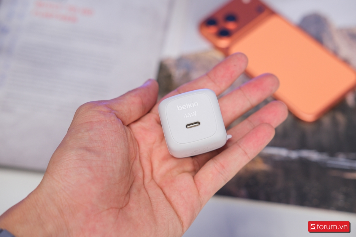 Trên tay bộ sạc cáp Belkin với thân hình nhỏ gọn