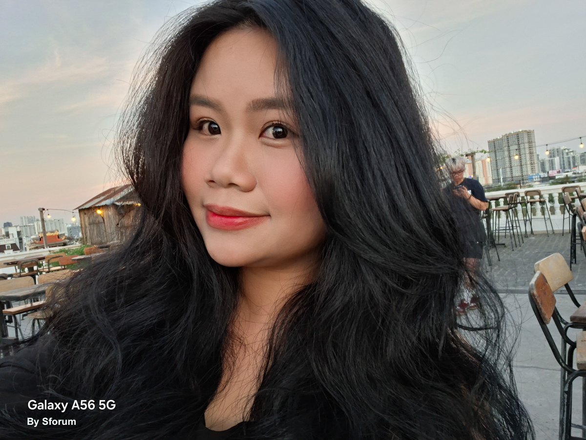 Đánh giá camera Samsung Galaxy A56 5G qua ảnh chụp trong môi trường thiếu sáng bằng camera selfie