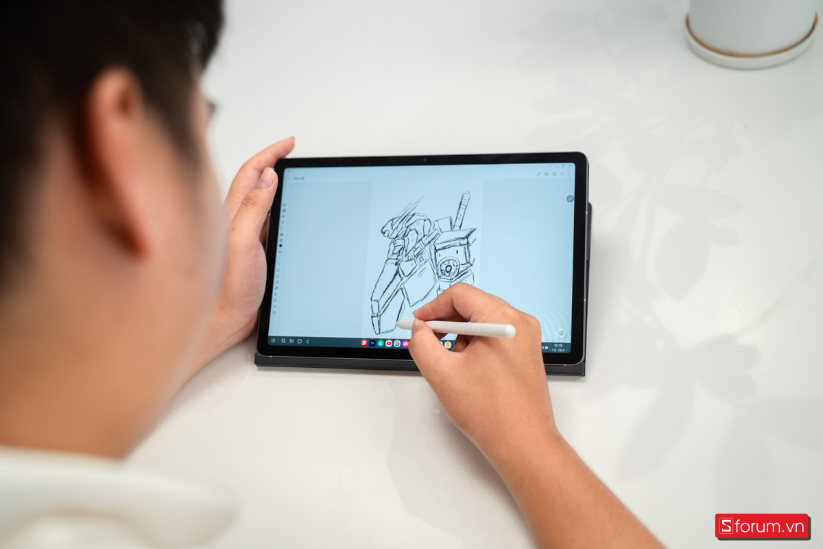 Trên tay Samsung Galaxy Tab S10 FE với bút S- Pen đi kèm