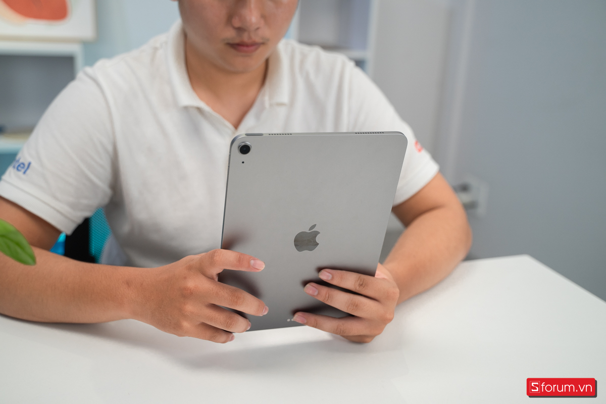 Trên tay Samsung Galaxy Tab S10 FE với mặt lưng kim loại