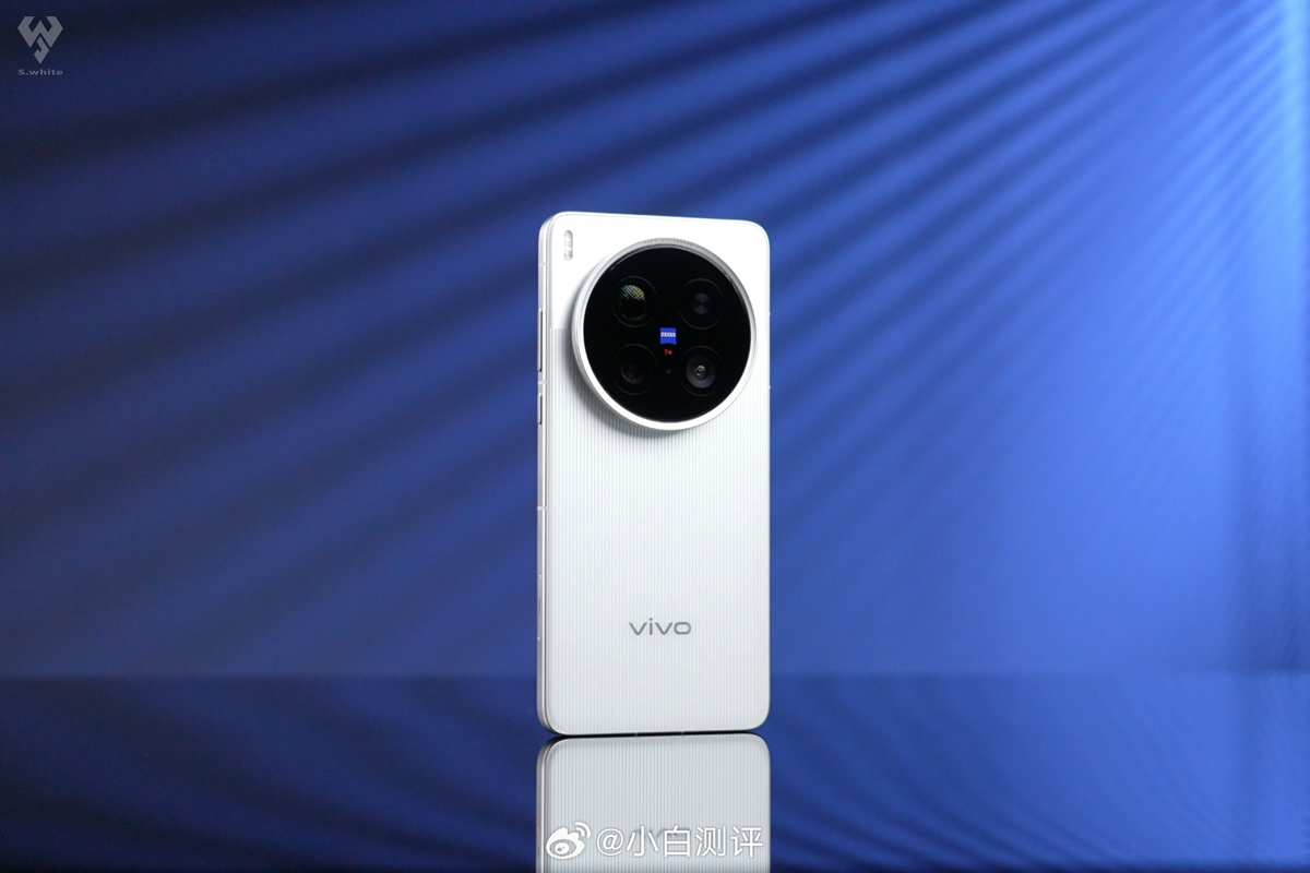 Cận cảnh vivo X200 Ultra ra mắt với màu trắng