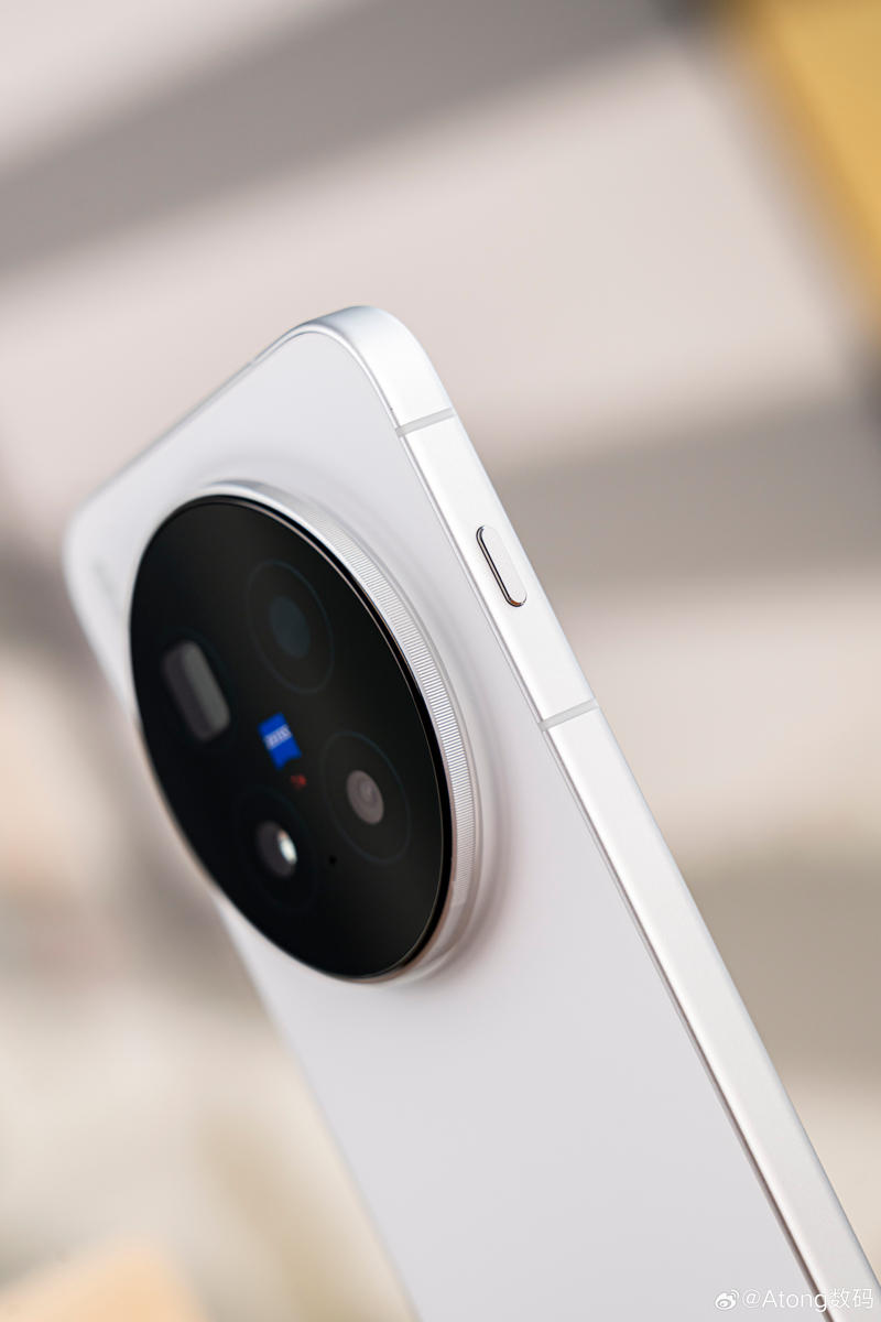 Cận cảnh vivo X300 Pro cạnh trái