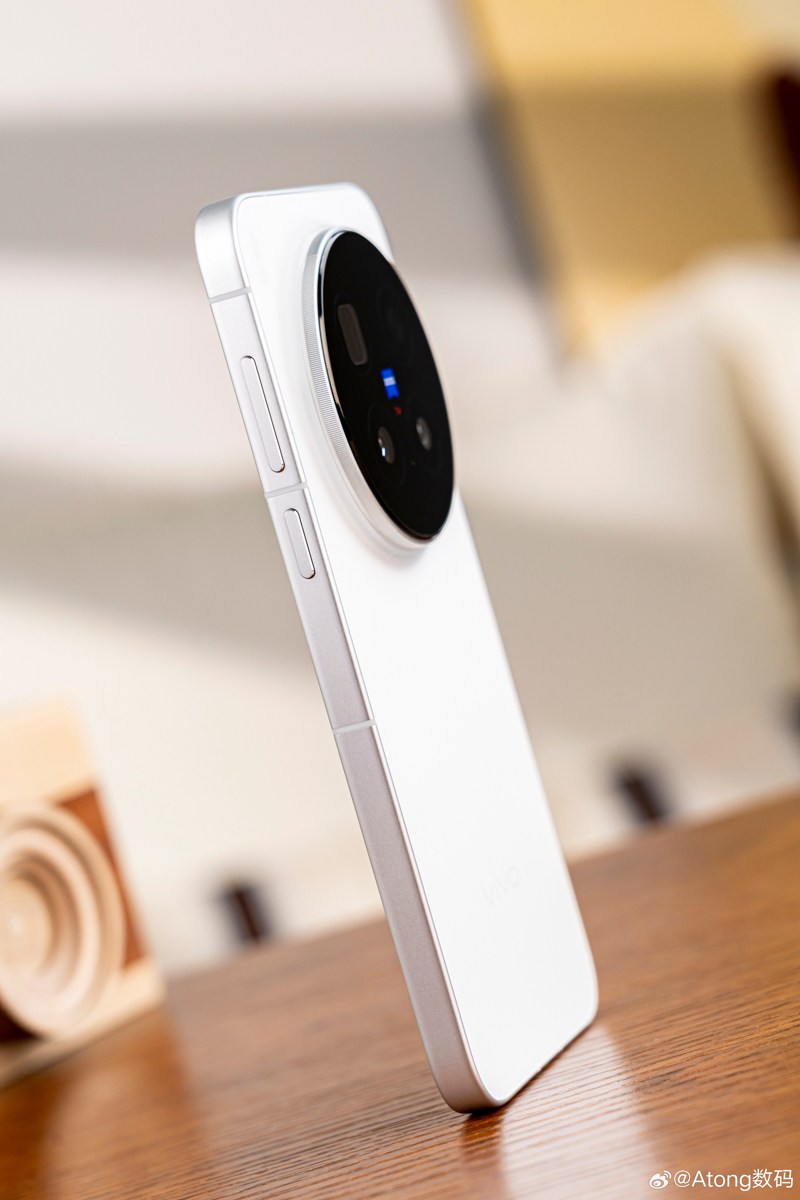 Cận cảnh vivo X300 Pro cạnh phải