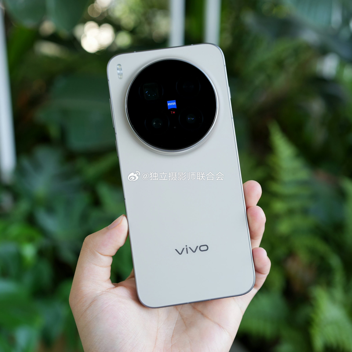 cận cảnh vivo x300 pro với viên pin trâu
