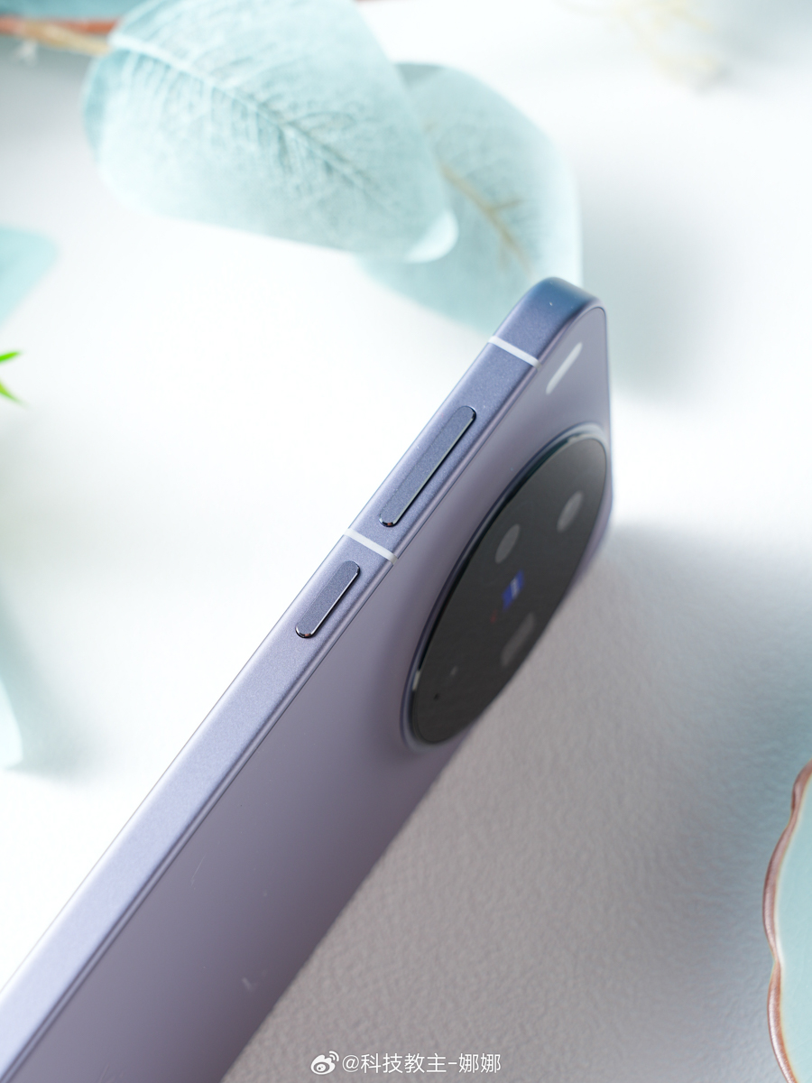 cận cảnh vivo X300 với cụm camera tròn độc đáo